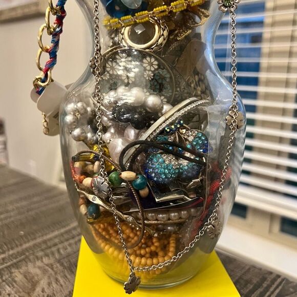 2 LBs vintage 2 modern fashion jewelry lot/ Bundle - Picture 5 of 16